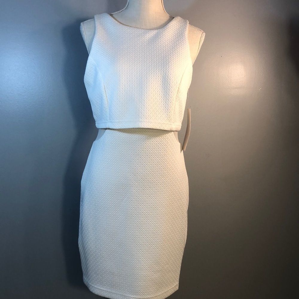Honey and Rosie White Sleeveless Fitted Crew Neck W/Mesh Cut Out Sides 9 👍